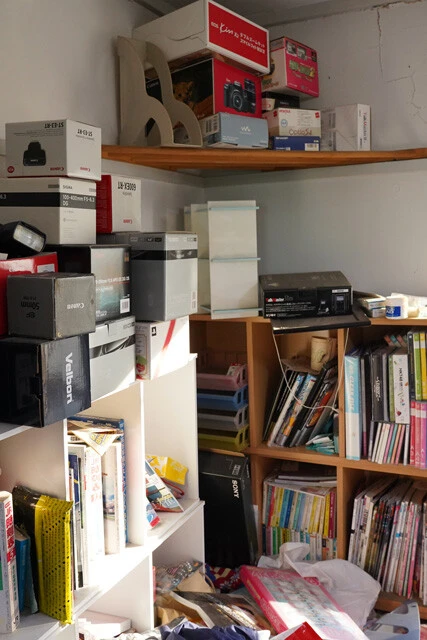 奥の本棚の上にある小物入れは東日本大震災でズレたまま、絶妙な角度をキープ