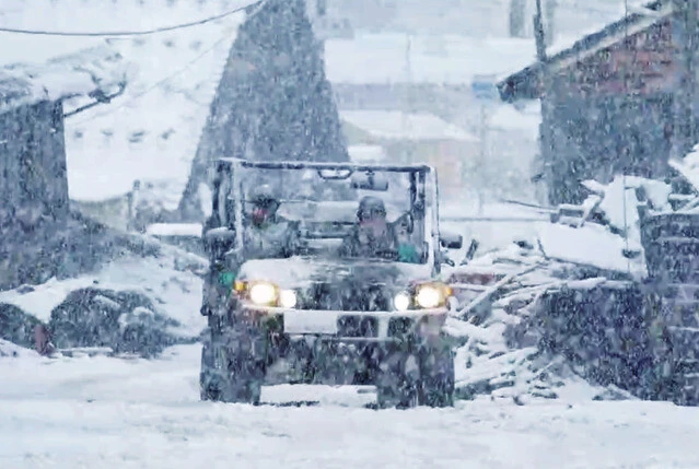 汎用軽機動車　陸上自衛隊第10師団は最新の汎用軽機動車を投入して物資輸送に活用している。「これはカワサキの民生品を自衛隊仕様に改修した車両で、現在各国の特殊部隊の定番装備となっています。小型でヘリコプターに搭載でき、悪路走行も得意です」（照井氏）