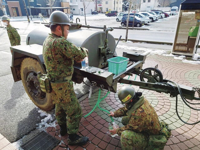 1t水タンクトレーラ　1000リットルの水を運搬でき、各種自衛隊車両で牽引されるトレーラ。「どのような災害でも被災者の救助と並行して飲料水の確保が最優先されます。自衛隊にはこのほかにもさまざまなサイズの給水車両が配備され、医療機関には浄水車両も派遣されます」（照井氏）