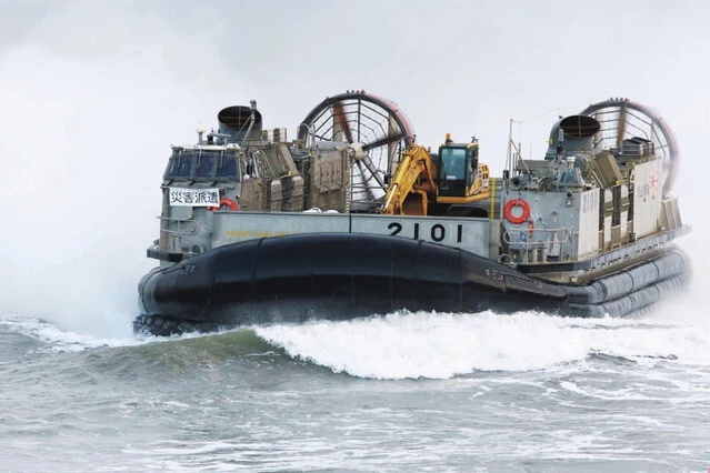 LCAC　おおすみに搭載されるエア・クッション型揚陸艇。「一般的な装甲車両なら４両搭載でき、大型トラックや油圧ショベルを搭載することもできます。自衛隊だけでなく民間からの物資の上陸にもLCACが活用され、空路での大規模輸送が困難な場合、LCACが輸送任務の要ともいえます」（照井氏）