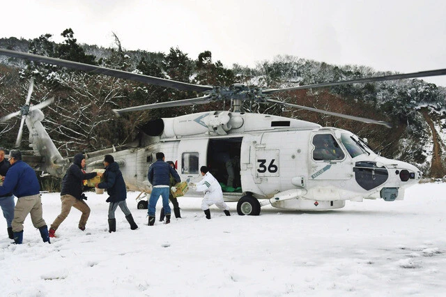 SH-60K　おおすみだけでなく、ＳＨ-60Kヘリコプターを搭載する護衛艦も災害初動から派遣され、物資・被災者の輸送任務を行なっている。「ヘリコプターを搭載できる艦艇を装備する海自は、陸自のように支援地域を確保する必要がなく、より迅速な災害活動が行なえます」（照井氏）