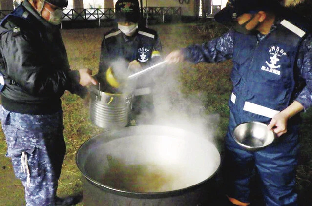 海上自衛隊カレー 近年では海上自衛隊の名物となっているカレー。七尾市立中島小学校では、護衛艦せんだいの隊員たちが海自カレーを振る舞った。こういった支援が行なえるのも自衛隊ならではだ