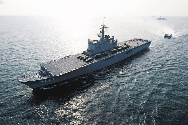 おおすみ　海上自衛隊の主力輸送艦として活躍する、おおすみ。「ヘリコプターの離着艦が可能で、大型トラックなら60台以上も収容できます。最大の特徴はLCACを2艇収納でき、これにより海岸への物資や車両の上陸がスムーズに行なえます。新造艦である油槽船１号型による給油を行ないつつ、24時間体制で前線基地として機能しています」（照井氏）