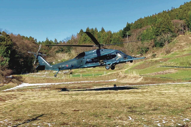 UH-60J　航空自衛隊のヘリコプターUH-60Jも物資・被災者の輸送に活躍。「航空自衛隊でヘリコプターからの救助活動を行なう隊員は航空救難団に所属し、自衛隊随一の救難技術を誇ります。戦場では孤立した隊員を救出するのが任務となります」（照井氏）