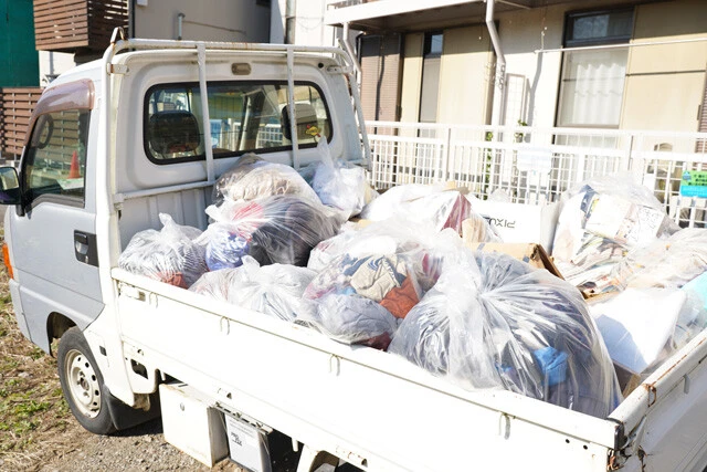 たまった紙や布は軽トラに積んでリサイクル施設へ。体の一部を失うようで心が痛い