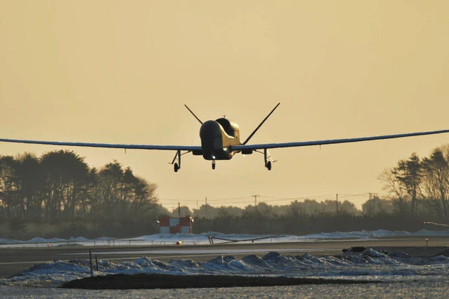 RQ-4B グローバルホーク　無人偵察機のグローバルホークが能登半島の情報収集任務に参加。「地震災害時は地形が変わることが多く、それを確認するために偵察機を飛ばします。これにより被災地に陸路で向かう最短で安全なルートを算出するのです」（照井氏）