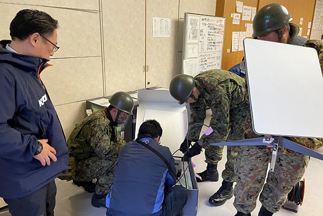 KDDI、ソフトバンクが提供したStarlink端末は自衛隊やDMATと共同で避難所へ配布され、各キャリアのスタッフたちによって被災者の皆さんが利用できるように即セッティング。Starlinkは自衛隊などにも提供されている