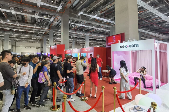 英語圏のポルノ動画配信サイトや個人も出展。各サイトのアカウントを作成すれば、ポルノスターと記念撮影できる