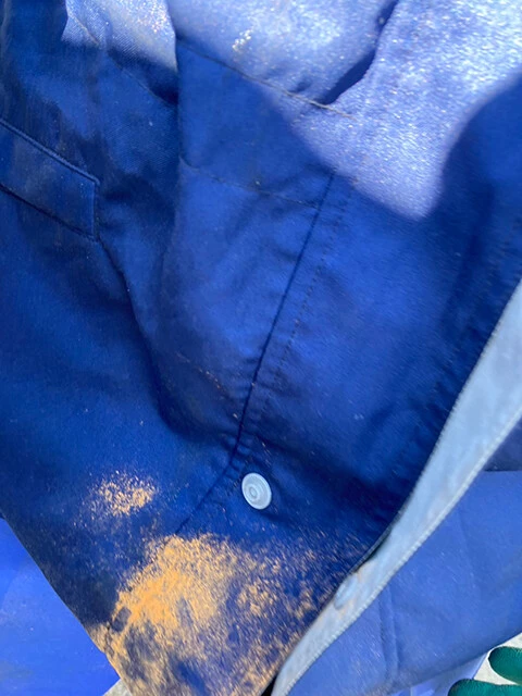 飛び散った唐辛子の粉。これは目に入ったら痛い！