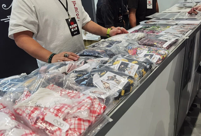 個人出店者のチェキ付きの着用済み水着も販売