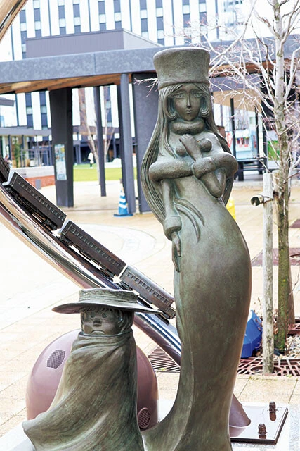 駅前には、新しい商業施設や松本零士氏の代表作『銀河鉄道999』や『宇宙戦艦ヤマト』のキャラクターの銅像が並ぶ。松本氏の故郷というわけでなく、敦賀市が「科学都市」「鉄道」「港」の町で作品イメージと合うからという理由らしい