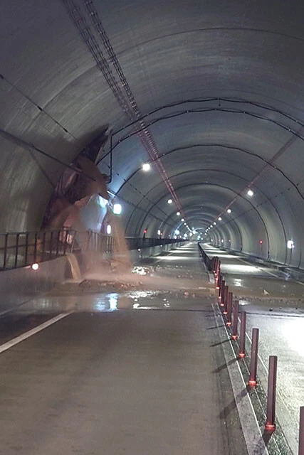 壁面が崩落した北薩トンネル。写真/鹿児島県