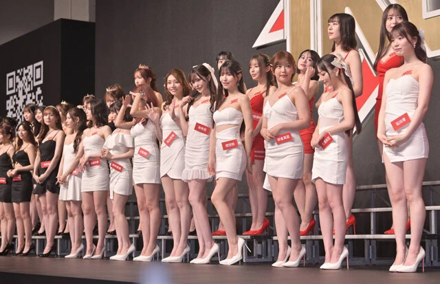 開場直後のセレモニーでは80人のAV女優がステージ上に集結