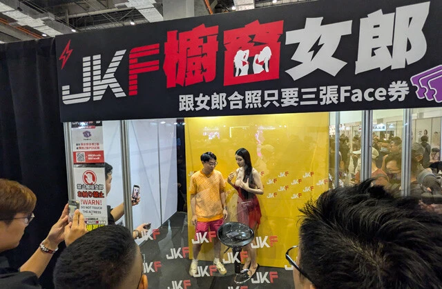 台湾グラビアモデルの記念撮影ブース。モデルは透明な小部屋からアピール。1500円払うと2ショットが撮れる。外から丸見えなのでさらし者感あり