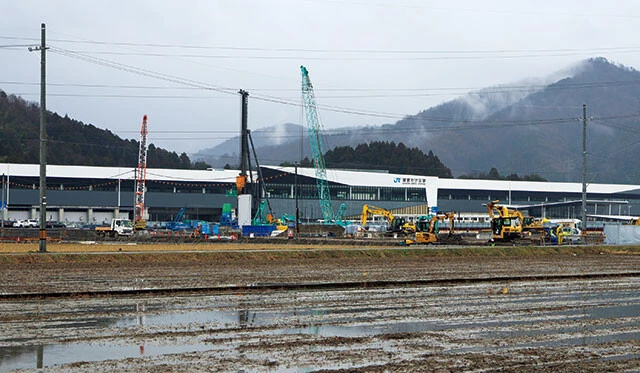 越前たけふ駅。高速道路のインターチェンジや道の駅と隣接しているが、周りは一面畑や野原の寂しい駅。駅前に誘致した企業の研究施設が2年後の開業を目指して建設中。今後の発展が見込まれる?
