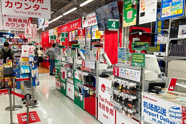 5月1日、大手家電量販店のビックカメラグループは、転売につながる免税品販売を防ぐ独自のレジシステムを導入したことを発表。これまでは会計時に販売スタッフが不審に感じた場合に免税会計を断っていたが、今後は同社独自の基準を上回る免税購入があった場合はレジ端末からアラートが出る仕組みとなっている（写真提供／ビックカメラグループ）