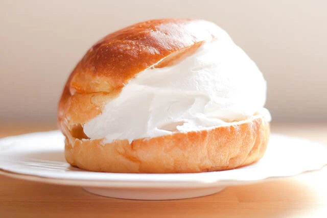 イタリア発祥の、丸く柔らかいパンで生クリームをサンドしたスイーツ「マリトッツォ」。日本では福岡のパン屋さんで販売されているものから話題が広がり、2021年に一大ブームに。今はあまり見かけなくなったが、ティラミスと同じく「ブームが落ち着いた後の定番化」を果たせるか......?