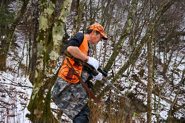 鹿が逃げていったであろう方向を見つめる谷島さん。この日は、あと一歩のところで鹿を逃してしまった