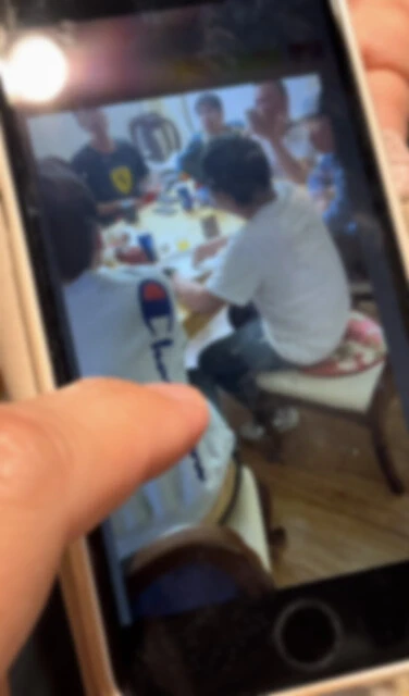 アメリカ某所の風俗店。待合室で中国人男性客が談笑しており、日本のそれとは違う雰囲気