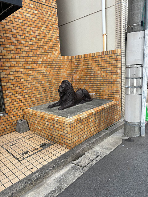 広島中心部のライオンズマンション前のライオン像