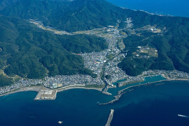 高知県室戸市にある室津港は、江戸時代に荒磯を掘り込んで造られた港。その後も拡張工事が行なわれていたという。南海トラフ地震の発生確率を求めるために使ったデータは、この港の古い測量資料らしい
