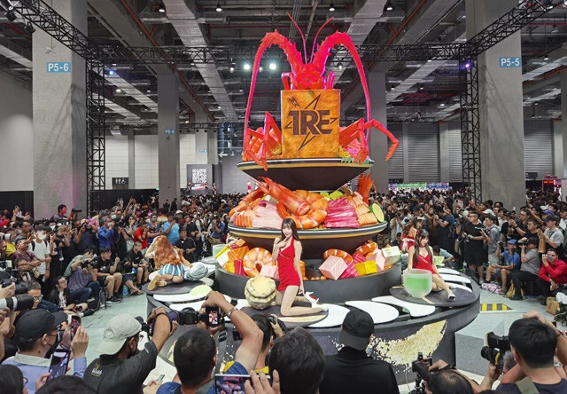 TREの象徴的存在がこの巨大回転ずしレーン！　なぜすしデザインなのかは謎だが、次々登場するAV女優たちに参加者のテンションは爆上がり。憧れの人を写真に収めようとする男たちが殺到