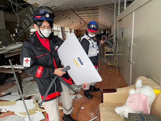 KDDIとソフトバンクは計500台前後、衛星回線であるStarlink端末を避難所などに提供している。こちらのWi-Fi電波は、それぞれのキャリア契約者以外でも利用可能。そしてNTTドコモは「ドコモ公衆ケータイ」として、誰もが無料で利用できるフィーチャーフォン、スマートフォンの避難所への提供を開始している