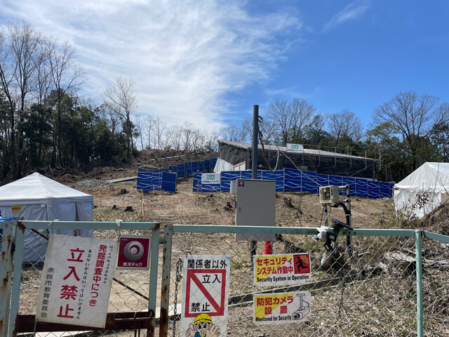 富雄丸山古墳は奈良県北部、奈良駅から車で20分程度の場所にある。現在の発掘調査は5月頃まで続くという