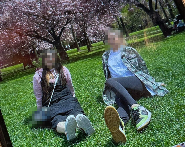 ヒトミさん(左)が仲のいい中国人ママ(右)とふたりでお花見に行った写真を見せてくれた