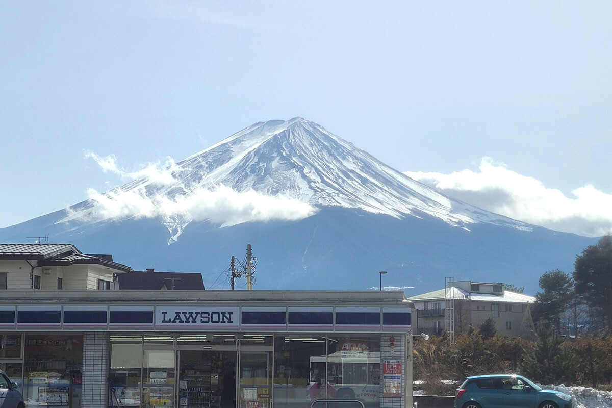 コンビニ越しに富士山を望む構図が外国人観光客に人気となった山梨県富士河口湖町