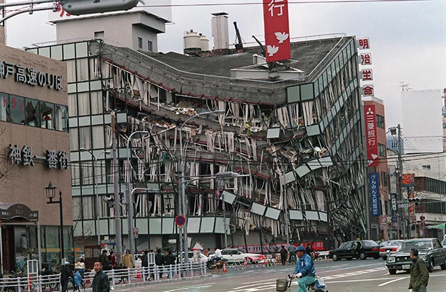 阪神・淡路大震災(1995年1月17日) 淡路島北部を震源に発生した大地震による大災害。約25万棟の住宅が全半壊し、死者は6434人に上った(写真は地震でひしゃげた神戸市の三菱銀行)