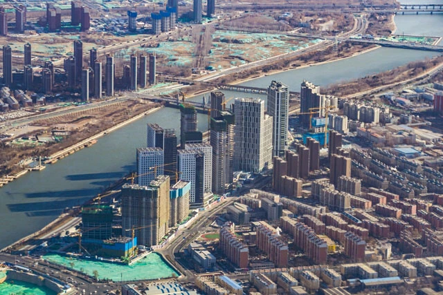 北京市郊外の住宅街。中国では不動産市況の悪化により、マンション建設がストップするケースが相次いでいる