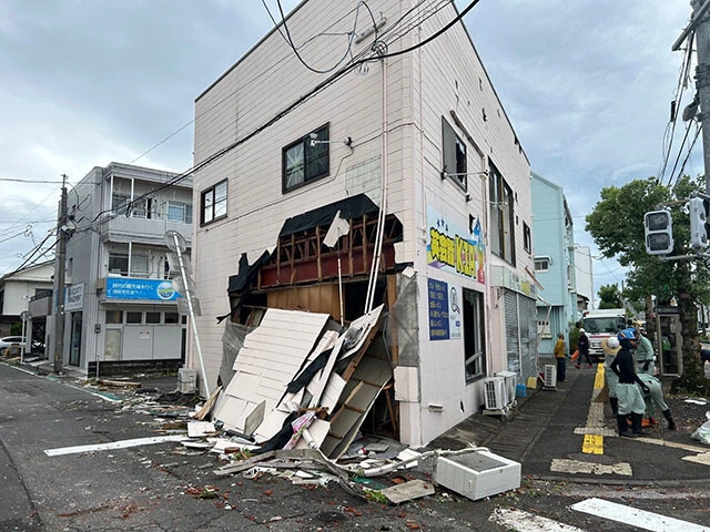 台風による突風で外壁や窓ガラスなどが被害を受けた宮崎県宮崎市内の建物