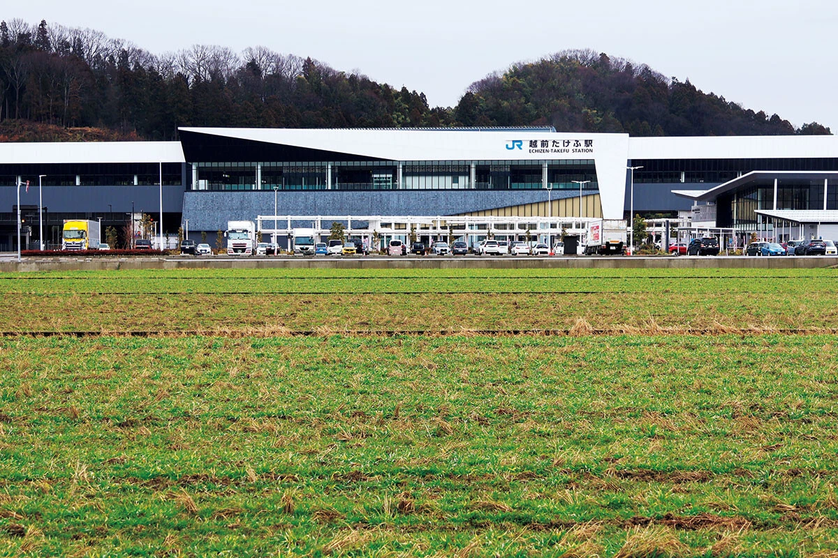 今回の北陸新幹線延伸にあたって唯一、既存の在来線駅との共有でなく新しく造られた越前たけふ駅。ただ、周りに何もないことで、地元の方からは不満の声も