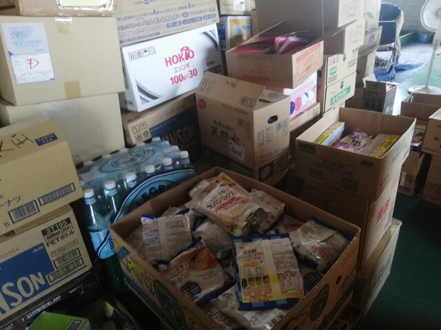 賞味期限の近い食品など、売り場に並べられないものはフードバンクが引き取り、福祉施設などへ送られます