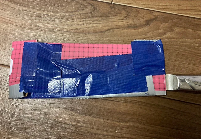 このように、包丁を捨てるときは刃の部分を包んでから捨ててもらえると助かります！