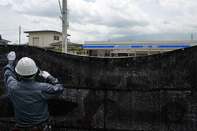 観光客が殺到して住民の苦情が相次ぎ、今年5月に同町が最終手段として「目隠し」設置に踏み切ることに。当初は黒色だったが、7月に周囲の景観に合わせて茶色になった。現在はすっかり落ち着いたため、撤去された