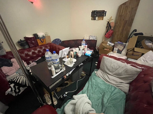 女性の待機室が大部屋の店舗の場合、雑然とした雰囲気の中で待つことも。こちらはニュージーランドの店舗の内部