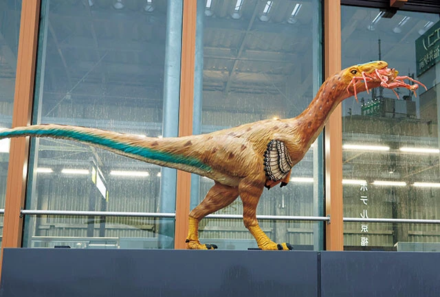 カニをくわえた恐竜