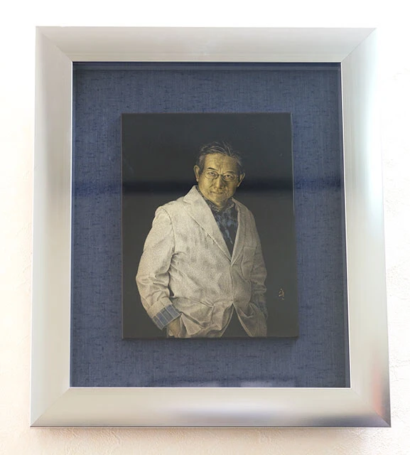 輪島塗で精密に描かれた永井豪先生の肖像画