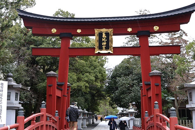 敦賀駅周辺の有名観光スポット気比神宮。鳥居は春日大社、厳島神社と並び、日本三大木造鳥居と称されている