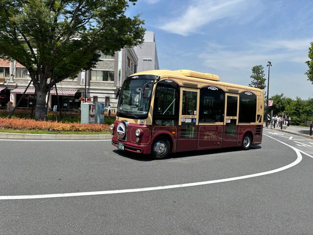 自治体が運行するコミュニティバスはバス会社に運行を委託するケースが多い。路線バス維持のために廃止される可能性も？