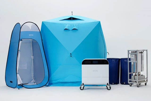 ソフトバンクが提供するポータブル水再生プラント。濾過した排水を循環させることで水道がない場所でも15分でシャワーを設置できる新機材「WOTA BOX」の屋外キット。こちらはソフトバンクが販売する製品で、同社が被災地へ提供中だ。これは災害アイテムとして超優秀！