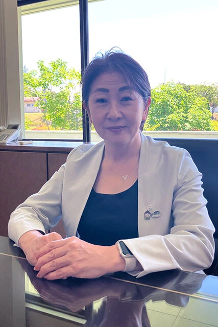 大衡村の小川ひろみ村長。昨年4月の村長選で対抗馬を破り、村政初の女性村長に。生まれ育ちは村内の山あいの地域で、「村民はみな、家族です」と語る