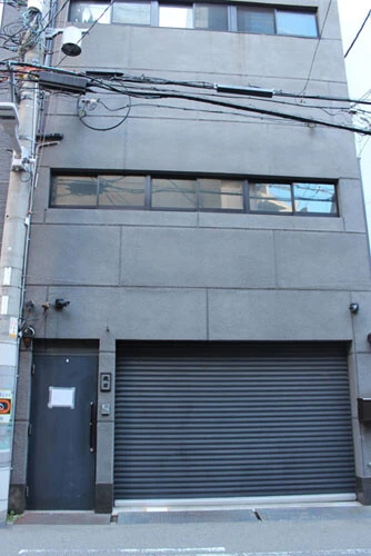 大阪市中央区にある指定暴力団「絆會」の本部事務所。玄関のドアには暴力団対策法に基づく使用差し止めの仮処分について記載された公示書が貼られている