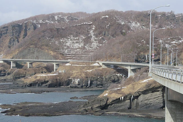 NUMOの文献調査で、神恵内村は村の南端のごく一部が処分場の「適地」とされた。この写真で見える山と岸壁だらけのエリアがそれだ