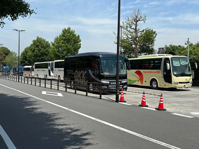 上野の観光バス専用駐車場には修学旅行生を乗せる車両が待機。撮影した日には15台ほどの大型バスが停車していた