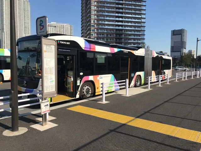 タワーマンションが立ち並ぶ都内の湾岸エリアには連節バスが走る。オリンピックのために整備された新しい道を走るので、長大な車両でも運行はスムーズだ