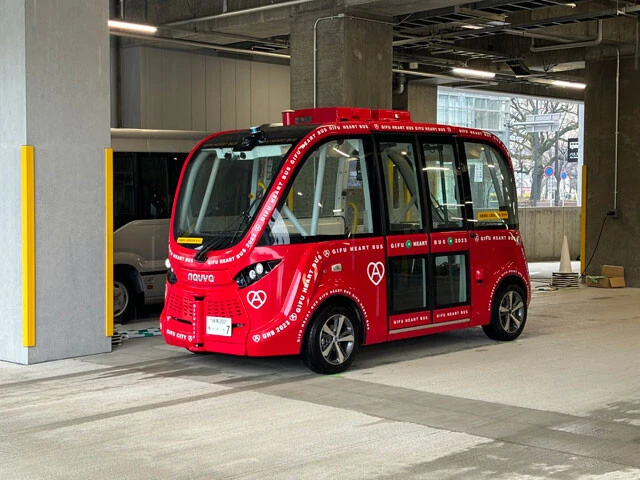 岐阜市では市内の中心部を通るルートで2023年から2028年まで自動運転バスの運行実験が行なわれている。実験段階なので速度は自転車並みに抑えられる