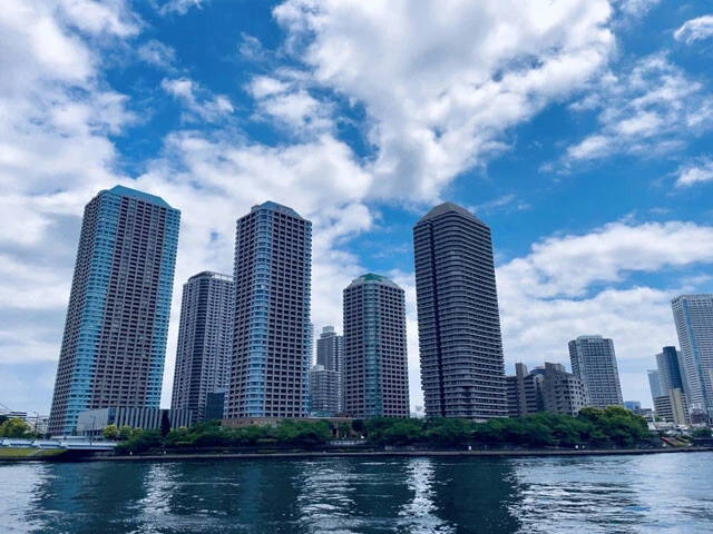 乗っ取り危惧に相場高騰懸念も。外国人による不動産購入は規制すべき!?